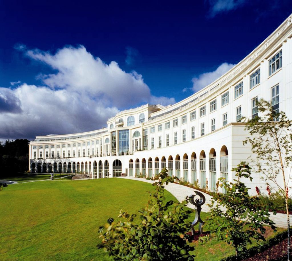 Powerscourt-Hotel exterior